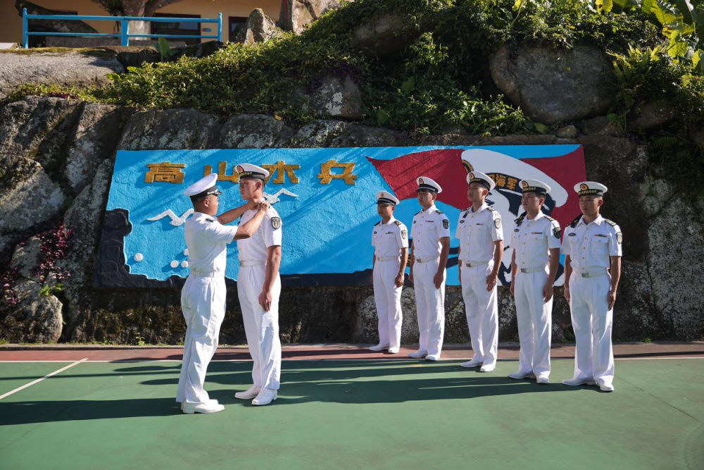 在山巅“走向深蓝”——南部战区海军某观通站练兵备战记事(图4)