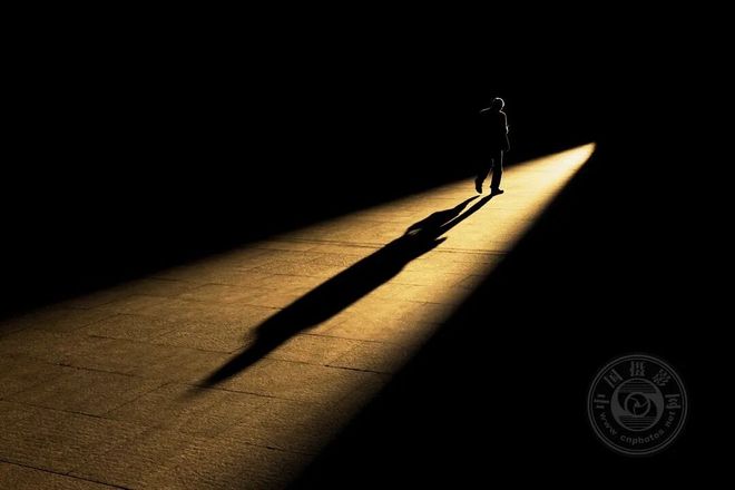 捕捉世界的偶然与诗意2025年世界街头摄影奖获奖公布（三）(图2)